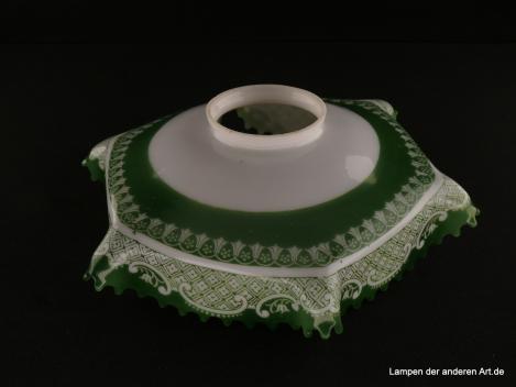 Jugendstil Lampenschirm gebraucht, opal weißer Grund, breite gerade Schulter, sechsfach gekniffene Wandung, Dekor grün, markanter Rand in Form von Tropfen, Nostalgie Ersatzschirm D: ca.28cm, H: ca.8cm, Glashalter Griffrand 8cm