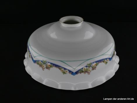 Jugendstil Lampenschirm gebraucht, opal weißer Untergrund, unterhalb der Schulter Blumenbordüre auf blauem Band, gewellter Rand,  Nostalgie Ersatzschirm für alte Lampen, D: ca.28cm, H: ca.12cm, Glashalter Griffrand 6cm