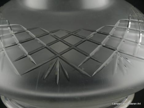 Jugendstil Lampenschirm gebraucht, Glas grau satiniert, gestuft ausgearbeitete untere Wandungszone, geschliffenes Strahlendekor auf dem abgerundeten Dorn, schräg abfallende Wandung mit Kerbschliff aufgebrachte geometrische Formen, Detail Dekor
