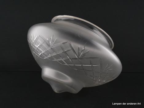 Jugendstil Lampenschirm gebraucht, Glas grau satiniert, gestuft ausgearbeitete untere Wandungszone, geschliffenes Strahlendekor auf dem abgerundeten Dorn, schräg abfallende Wandung mit Kerbschliff aufgebrachte geometrische Formen, seitlich