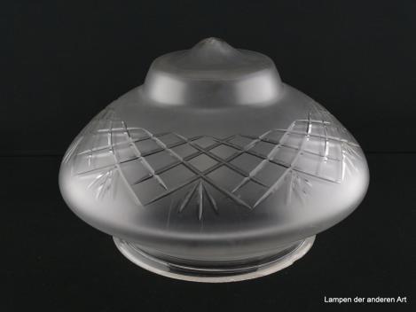 Jugendstil Lampenschirm gebraucht, Glas grau satiniert, gestuft ausgearbeitete untere Wandungszone, geschliffenes Strahlendekor auf dem abgerundeten Dorn, schräg abfallende Wandung mit Kerbschliff aufgebrachte geometrische Formen