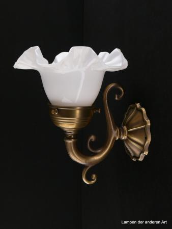 Kleine verspielte Jugendstil Wandleuchte aus Messing goldbraun patiniert mit weißem Blütenschim 1xE27/40W