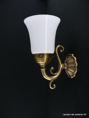 Kleine verspielte Jugendstil Wandleuchte aus Messing goldbraun patiniert mit langem Glockenschim in weiß 1xE27/40W