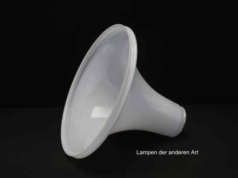 Jugendstil Glas antik, ähnlich Siemens Luzette Oberteil, kegelförmig, opal weiß, glänzende Oberfläche, Griffrand gemessen oben 8cm - unten 29,5cm für Verbindungsring, seitlich
