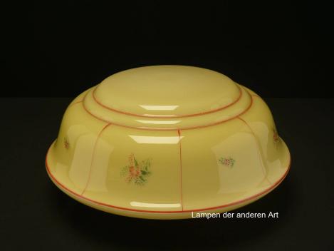 Jugendstil Lampenschirm gebraucht, elfenbeinfarbener Grund, Dekor floral im zweifachem Raport, Absätze in der Form farblich hervorgehoben, Nostalgie Ersatzglas, D: ca. 33cm, H: ca.15cm, Glashalter 10cm