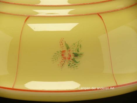 Jugendstil Lampenschirm gebraucht, elfenbeinfarbener Grund, Dekor floral im zweifachem Raport, Absätze in der Form farblich hervorgehoben, Nostalgie Ersatzglas, D: ca. 33cm, H: ca.15cm, Glashalter 10cm, Dekor in grün und orange-rot