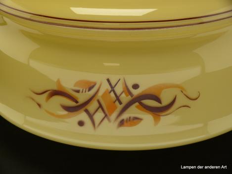 Jugendstil Lampenschirm gebraucht, geschlossenes Glas elfenbeinfarben, Spritzdekor farbig in orange-braun Tönen gefasst, Nostalgie Ersatzglas, D: ca. 35cm, H: ca.17cm, Achtung Sondergröße Glashalter, Detail Spritzdekor