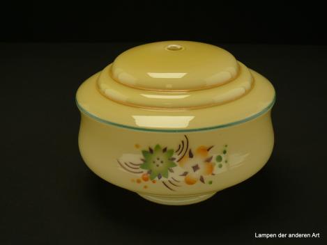 Jugendstil Lampenschirm gebraucht, geschlossenes Glas elfenbeinfarben, Spritzdekor farbig orange, grün, braun, getreppter Abschluss, farblich hervorgehoben, untere Mitte mit Loch für Quaste, Ansicht von unten
