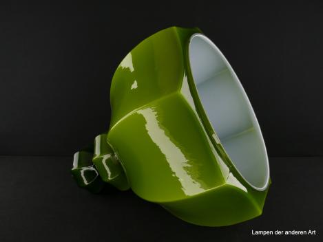 Lampenschirm gebraucht, Glas grün, innen weiß, turmartiger Aufbau, Ersatzschirm D: ca.31cm, H: ca.31cm, ohne Griffrand Loch ca. 45mm, Befestigung mittels Halteplättchen, Rosettenbefestigung, liegend