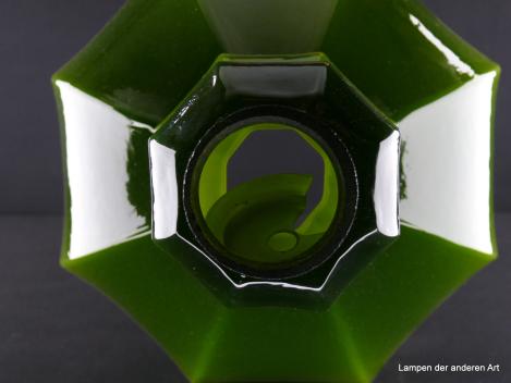 Lampenschirm gebraucht, Glas grün, innen weiß, turmartiger Aufbau, Ersatzschirm D: ca.31cm, H: ca.31cm, ohne Griffrand Loch ca. 45mm, Detail Befestigung mittels konischem Halteplättchen, Rosettenbefestigung