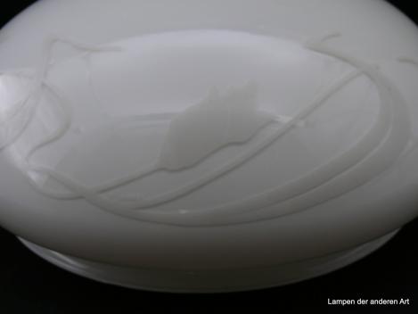 Jugendstil Lampenschirm gebraucht, alter originaler Pilzschirm, Glas opal weiß mit matt-weißer Jugendstilmalerei; Nostalgieglas D: 30cm, H: 13cm, Glashalter Griffrand 25cm, Jugenstilmalerei