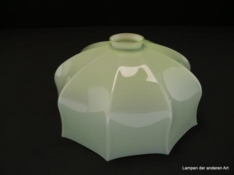 Jugendstil Lampenschirm gebraucht, Glas außen mintgrün, innen weiß, runde Form mit vertikalen Kniffen, breite Schulter, Nostalgie Ersatzschirm D: ca.26cm, H: ca.14cm, Glashalter Griffrand 6cm