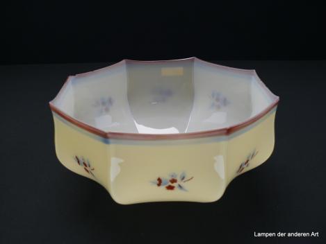 Jugendstil Lampenschirm gebraucht, Glas außen elfenbeinfarben, innen weiß, Blumen Spritzdekor farbig blau-braun, Nostalgie Ersatzglas, D: ca. 26cm, H: ca.12cm, Glashalter Griffrand 6cm, von unten