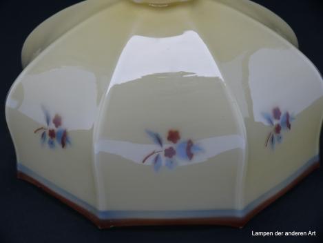 Jugendstil Lampenschirm gebraucht, Glas außen elfenbeinfarben, innen weiß, Blumen Spritzdekor farbig blau-braun, Nostalgie Ersatzglas, D: ca. 26cm, H: ca.12cm, Glashalter Griffrand 6cm, Detail Dekor