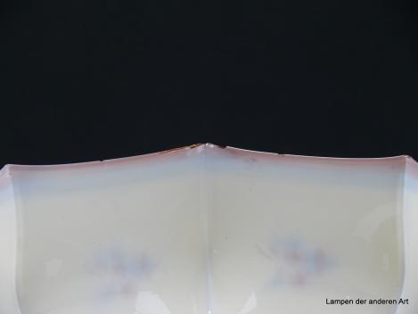 Jugendstil Lampenschirm gebraucht, Glas außen elfenbeinfarben, innen weiß, Blumen Spritzdekor farbig blau-braun, Nostalgie Ersatzglas, D: ca. 26cm, H: ca.12cm, Glashalter 6cm, Detail kleine Abplatzer am unteren Rand