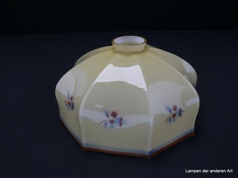 Jugendstil Lampenschirm gebraucht, Glas außen elfenbeinfarben, innen weiß, Blumen Spritzdekor farbig blau-braun, Nostalgie Ersatzglas, D: ca. 26cm, H: ca.12cm, Glashalter Griffrand 6cm