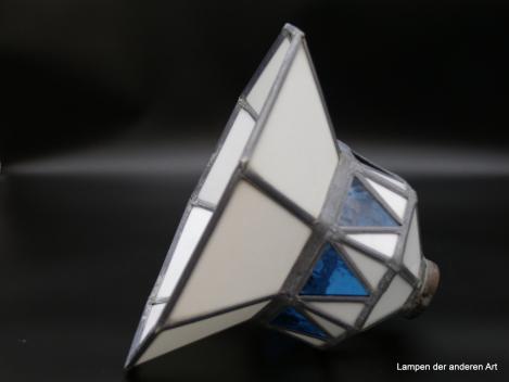 Jugendstil Lampenschirm gebraucht, einzelne Glasscheiben in Blei gefasst, breites steiles Dach in weiß, aufgesetzter Turm mit weißen und blauen Dreiecken, schräge Abdeckung weiß, Bleiverglasung, handgemachtes Stück D: 33cm, H: 22cm, Griffrand 6cm, liegend