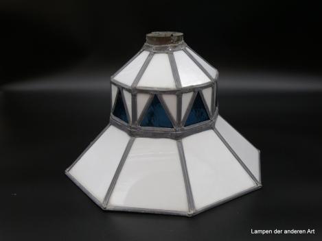 Jugendstil Lampenschirm gebraucht, einzelne Glasscheiben in Blei gefasst, breites steiles Dach in weiß, aufgesetzter Turm mit weißen und blauen Dreiecken, schräge Abdeckung weiß, Bleiverglasung, handgemachtes Stück D: 33cm, H: 22cm, Griffrand 6cm