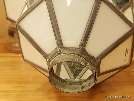 Jugendstil Lampenschirm gebraucht, einzelne Glasscheiben in Blei gefasst, breites steiles Dach in weiß, aufgesetzter Turm mit weißen und blauen Dreiecken, schräge Abdeckung weiß, Bleiverglasung, handgemachtes Stück D: 33cm, H: 22cm, Griffrand 6cm, Detail