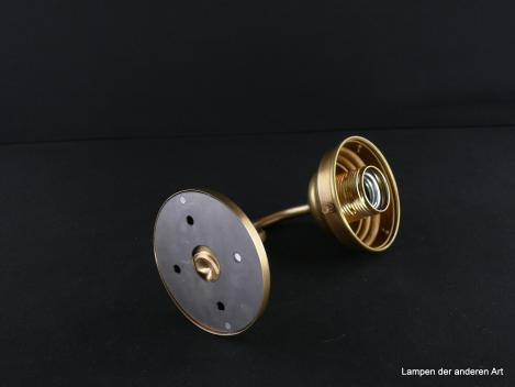 Schlichte Jugendstil Wandlampe Gestell, gefertigt aus Messing - hell patiniert, zeitlose Wandleuchte, mit verschiedenen Lampenschirmen kombinierbar, 1xE27/40W, Glashalter 8cm, Detail Befestigungssockel