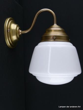 Schlichte Jugendstil Wandleuchte mit geschwungenem Arm, Material Messing - hell patiniert, konisch geweiteter Lampenschirm, weiß glänzend, 1xE27/40W, Spiegel-Badlampe nach unten