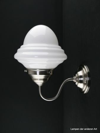 Schlichte Art Deco Wandleuchte mit geschwungenem Arm, Material Messing - matt vernickelt, Zapfenschirm opal weiß, obere Wandungszone getreppt, 1xE27/40W, Spiegel-Badlampe, Zapfe nach oben
