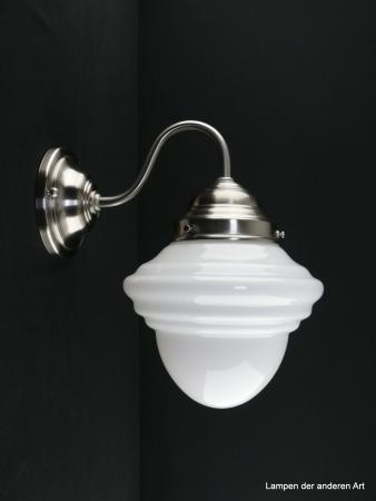 Schlichte Art Deco Wandleuchte mit geschwungenem Arm, Material Messing - matt vernickelt, Zapfenschirm opal weiß, obere Wandungszone getreppt, 1xE27/40W, Spiegel-Badlampe