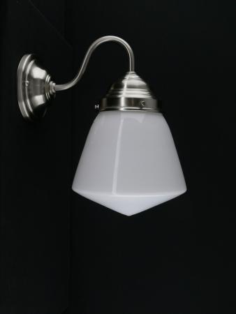 Schlichte Art Deco Wandleuchte mit geschwungenem Arm, Material Messing - matt vernickelt, Spitzzylinder opal weiß, 1xE27/40W, Spiegel-Badlampe nach unten