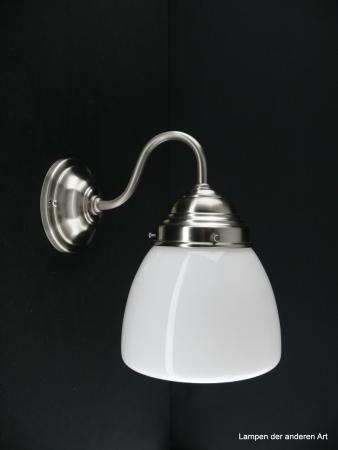 Schlichte Art Deco Wandleuchte mit geschwungenem Arm, Material Messing - matt vernickelt, konisch geweiteter weißer Zylinder, 1xE27/40W, Spiegel-Badlampe, nach unten