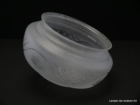 Jugendstil Lampenschirm gebraucht, Kuppelglas satiniert, umlaufender Kerbschliff als geometrische Formen und Fächer, final Sternschliff am getrepptem Schlussteil, Nostalgie Ersatzschirm, D: ca.25cm, H: ca.15cm, Glashalter Griffrand 20cm, von unten