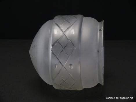 Jugendstil Lampenschirm gebraucht, Glas grau satiniert, bauchige Form spitz zulaufend, Wandung mittig als breites Band hervortretend durchgehendes Schliffmuster, Spitze im Unterteil Dekor Strahlenschliff, Ersatzschirm für alte Lampen
