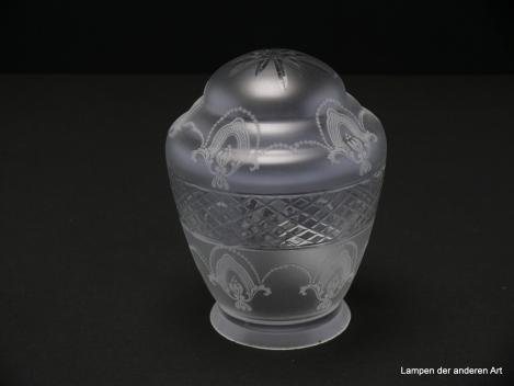 3-er Set Jugendstil Lampenschirm gebraucht, Pressglas satiniert mit geätztem Dekor, Rhomben - Zierband in der mittleren Wandungszone, abgesetzter halbrunder Schlussteil mit Strahlendekor, einzeln stehend