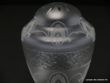 3-er Set Jugendstil Lampenschirm gebraucht, Pressglas satiniert mit geätztem Dekor, Rhomben - Zierband in der mittleren Wandungszone, abgesetzter halbrunder Schlussteil mit Strahlendekor, Detail Rhomben