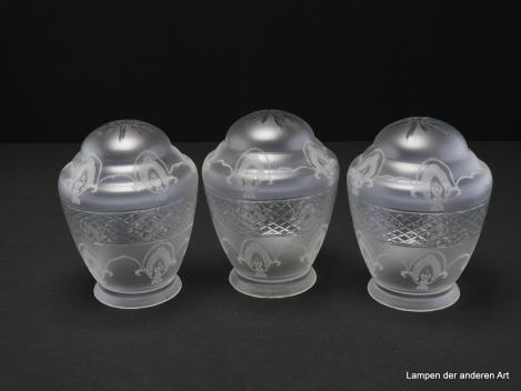 3-er Set Jugendstil Lampenschirm gebraucht, Pressglas satiniert mit geätztem Dekor, Rhomben - Zierband in der mittleren Wandungszone, abgesetzter halbrunder Schlussteil mit Strahlendekor