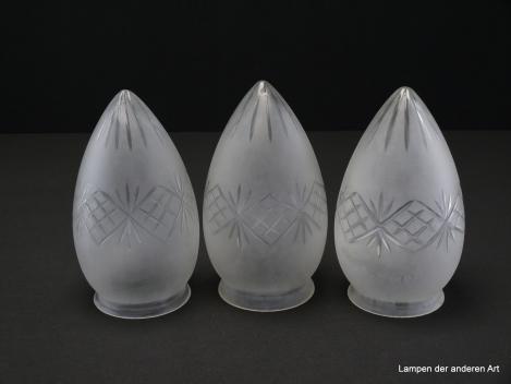 Jugendstil Lampenschirm gebraucht, 3-er Set, Zapfenform, Glas grau satiniert mit Schliffdekor, final Strahlen, umlaufend Rautenband, Nostalgieglas, Ersatzschirm, D:  ca.10cm, H: ca. 16cm, Glashalter Griffrand 8cm