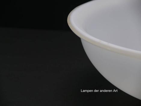 Preview: Jugendstil Lampenschirm gebraucht, flache Schüsselform, opal weiß, Nostalgieglas, Ersatzschirm für alte Lampen, zum Einlegen z.B. in Hängeleuchte oder Deckenleuchte, Auflegerand ca.1cm breit , Detail Auflagerand