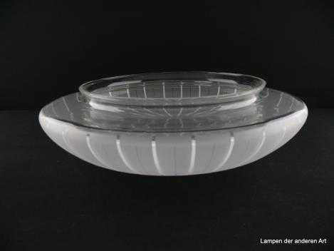 Art Deco Lampenschirm gebraucht, Glas, satiniert, kreisrunder Mittelpunkt, daran angeordnete Streifen in weiß und in Ätztechnik, Nostalgie Ersatzglas für alte Lampen D: 35cm, H: 10cm, Griffrand 25cm, liegend