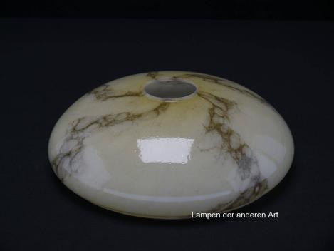 Preview: Art Deco Lampenschalen gebraucht 5-er Set, hellgelb-braun marmoriertes Glas, innen weiß, farblich zueinander passend aber verschieden marmoriert, glatte Oberfläche, Nostalgie Ersatzglas D: ca.22cm, H: ca.6,5cm, Loch 45mm, einzeln