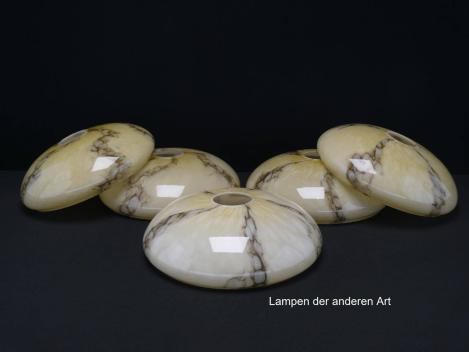 Art Deco Lampenschalen gebraucht 5-er Set, hellgelb-braun marmoriertes Glas, innen weiß, farblich zueinander passend aber verschieden marmoriert, glatte Oberfläche, Nostalgie Ersatzglas D: ca.22cm, H: ca.6,5cm, Loch 45mm