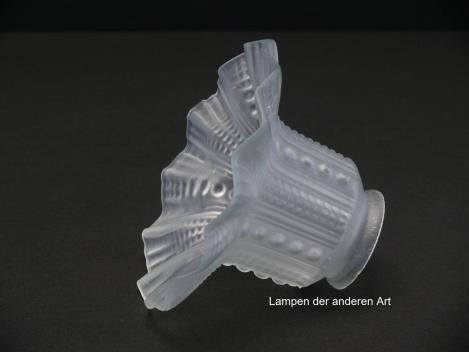 antiker Jugendstil Lampenschirm gebraucht, alter originaler Ersatzschirm, grau satiniert; Wandung in zweifachem Rapport reliefiert, Nostalgieglas D: ca.15cm, H: ca.10cm, Glashalter Griffrand 6cm, seitlich