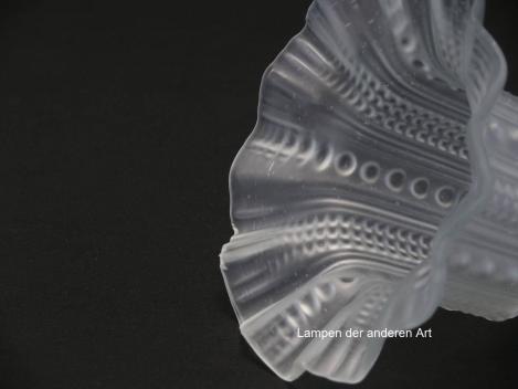 antiker Jugendstil Lampenschirm gebraucht, alter originaler Ersatzschirm, grau satiniert; Wandung in zweifachem Rapport reliefiert, Nostalgieglas D: ca.15cm, H: ca.10cm, Glashalter Griffrand 6cm, Detail Chip am Rand
