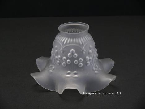 antiker Jugendstil Lampenschirm gebraucht, alter originaler Ersatzschirm, grau satiniert; Oberfläche reliefiert, floral gestaltet, Nostalgieglas D: ca.17cm, H: ca.11cm, Glashalter Griffrand 6cm - gemessen ca.5,7cm
