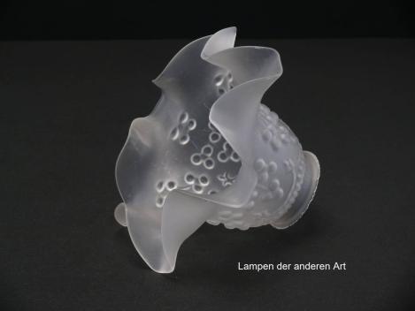 antiker Jugendstil Lampenschirm gebraucht, alter originaler Ersatzschirm, grau satiniert; Oberfläche reliefiert, floral gestaltet, Nostalgieglas D: ca.17cm, H: ca.11cm, Glashalter Griffrand 6cm - gemessen ca.5,7cm, seitlich