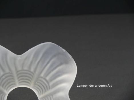 antiker Jugendstil Lampenschirm gebraucht, alter originaler Ersatzschirm, grau satiniert; ausgestellte Blütenform, Nostalgieglas D: ca.17cm, H: ca.10cm, Glashalter Griffrand 6cm, Detail winziger Chip am Rand