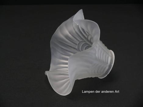 antiker Jugendstil Lampenschirm gebraucht, alter originaler Ersatzschirm, grau satiniert; ausgestellte Blütenform, Nostalgieglas D: ca.17cm, H: ca.10cm, Glashalter Griffrand 6cm, seitlich