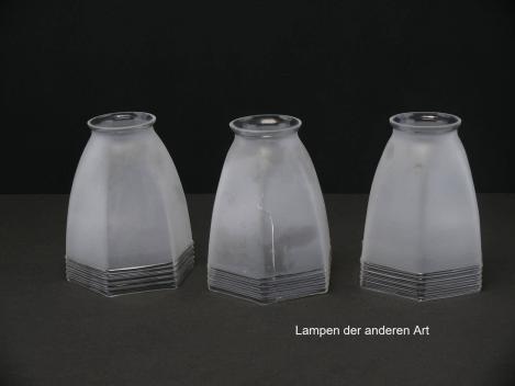 zwei Art Deco Lampenschirme gebraucht im Set, Glas satiniert grau, angeschrägte Flächen, antik, Klarglasrand gerillt, Nostalgie Ersatzschirm D: ca.11cm, H: ca.13cm, Griffrand 6cm, mittlerer Schirm als Zugabe mit Riss