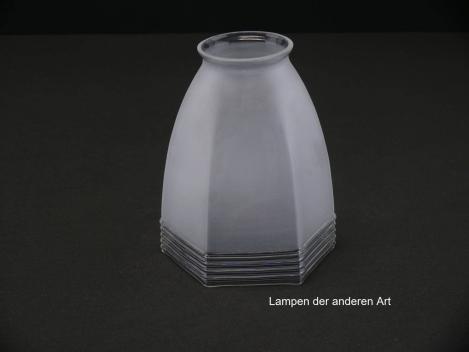 Preview: zwei Art Deco Lampenschirme gebraucht im Set, Glas satiniert grau, angeschrägte Flächen, antik, Klarglasrand gerillt, Nostalgie Ersatzschirm D: ca.11cm, H: ca.13cm, Glashalter Griffrand 6cm, einzeln stehend