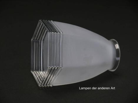 Preview: zwei Art Deco Lampenschirme gebraucht im Set, Glas satiniert grau, angeschrägte Flächen, antik, Klarglasrand gerillt, Nostalgie Ersatzschirm D: ca.11cm, H: ca.13cm, Glashalter Griffrand 6cm, einzeln liegend