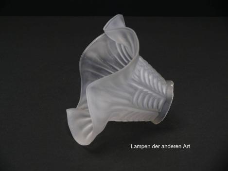 Jugendstil Lampenschirm gebraucht, alter originaler Ersatzschirm, grau satiniert; Blütenform geweitet, Nostalgieglas D: ca.17cm, H: ca.11cm, Glashalter Griffrand 6cm, seitlich