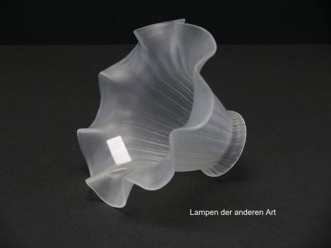 Preview: Jugendstil Lampenschirm gebraucht, antik, Glas grau satiniert mit Strukturoberfläche, leicht ausgestellter Zylinder, geschwungener Wellenrand, Glashalter 5,7cm, seitlich liegend